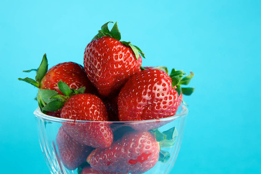 藍(lán)色背景玻璃容器中的Strawberry