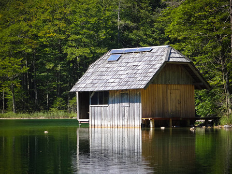 太陽能陣列釣魚小屋