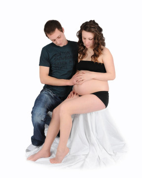 恩愛夫妻欣賞女人的裸孕婦的肚子。分離