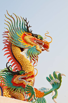 龍的雕像在Nakornsawan；泰國