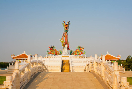 龍的雕像在Nakornsawan；泰國(guó)