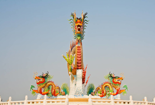 龍的雕像在Nakornsawan；泰國