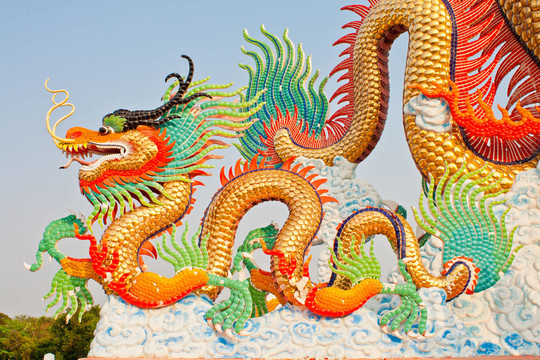 龍的雕像在Nakornsawan；泰國