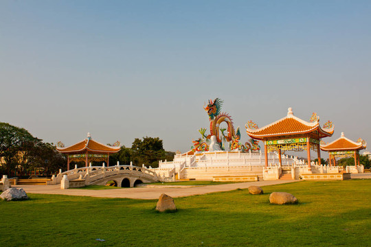 龍的雕像在Nakornsawan；泰國