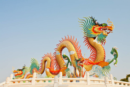 龍的雕像在Nakornsawan；泰國(guó)