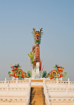龍的雕像在Nakornsawan；泰國(guó)