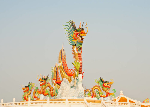 龍的雕像在Nakornsawan；泰國