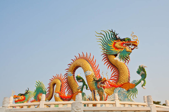 龍的雕像在Nakornsawan；泰國