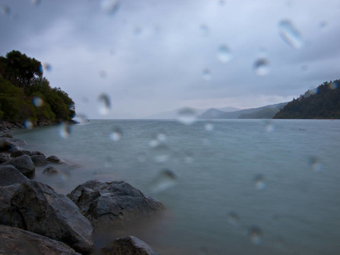 湖泊多雨天氣