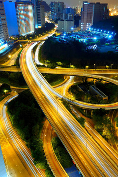 現(xiàn)代城市夜間公路
