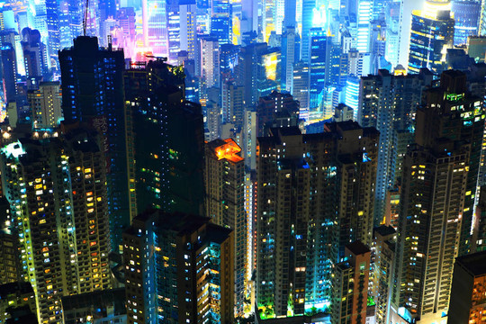 香港在晚上擁擠的建筑物