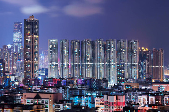 香港在晚上擁擠的建筑物