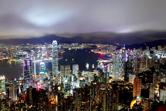 香港的天際線在夜間
