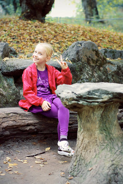 秋天公园里的小女孩肖像