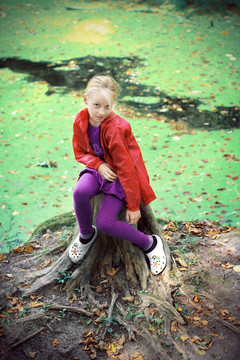 秋天公园里的小女孩肖像