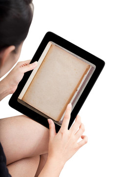 女人是在平板電腦上的電子書應用模型