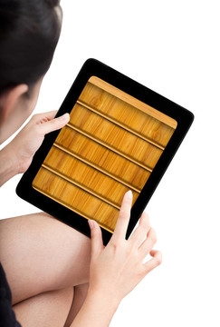 女人是在平板電腦上的電子書應用模型