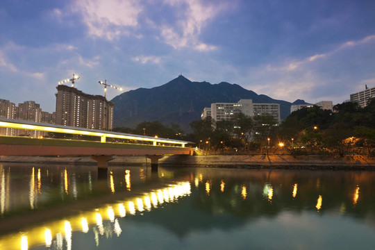 沿著城市的河流日落