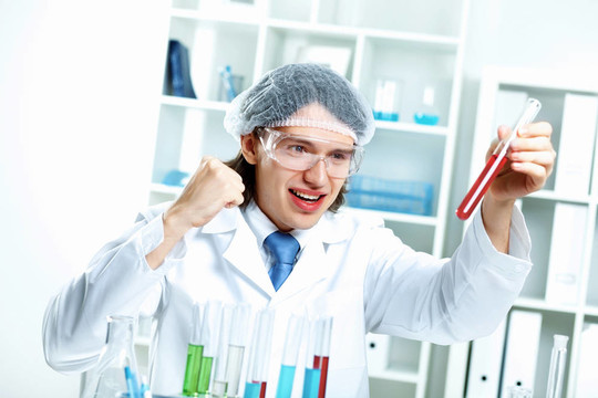 在實驗室工作的年輕科學家