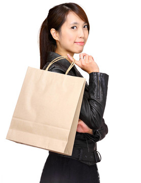 帶購(gòu)物紙袋的婦女