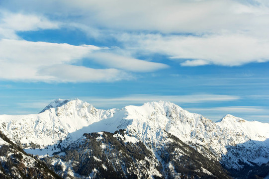 白雪覆蓋著美麗的高山山峰