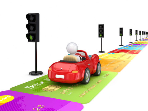 紅色汽車行駛在信用卡的道路上。