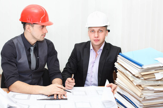 建筑師和建筑工程師在辦公室討論計劃