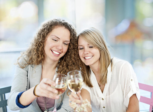 女人喝白葡萄酒