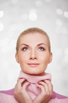 美麗的女人在羊絨衫肖像。