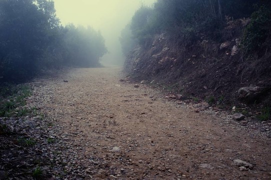 山上的碎石路