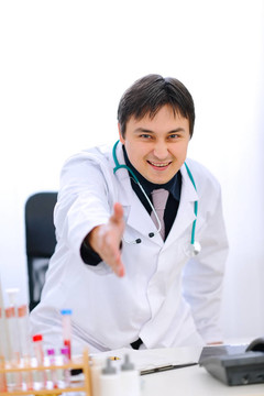 微笑的醫(yī)生伸出手在辦公室握手