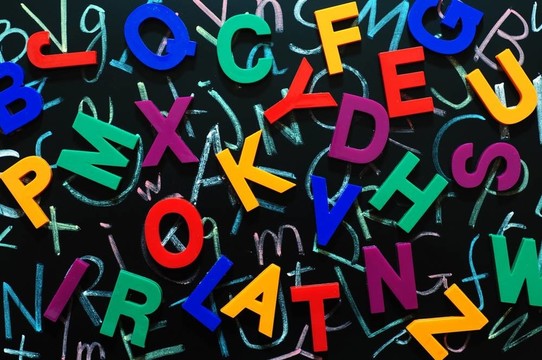 黑板上多彩的隨機字母