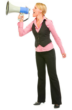 現(xiàn)代職業(yè)女性在通過擴音器