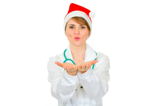 快活的醫(yī)學(xué)博士在Santa婦女吹雪帽子