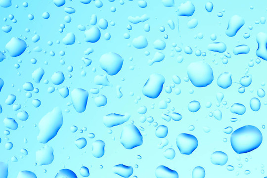 水滴在玻璃上