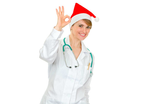 微笑女醫(yī)生在Santa帽子顯示OK姿勢孤立的白色