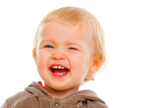 眨眼的可愛的嬰兒