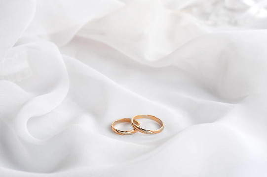 白色面料和結(jié)婚戒指