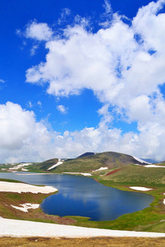 山上的湖