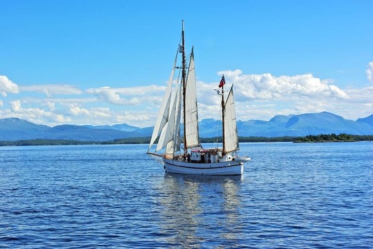 雙桅帆船在海上
