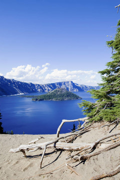 俄勒岡州的深藍色火山口湖；夏天