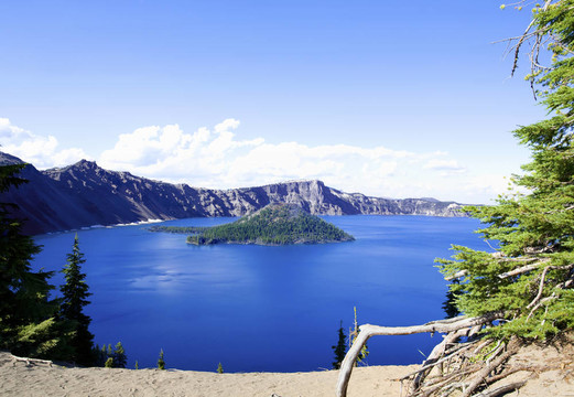 俄勒岡州的深藍(lán)色火山口湖；夏天