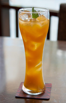 雞尾酒；芒果汁配冰塊