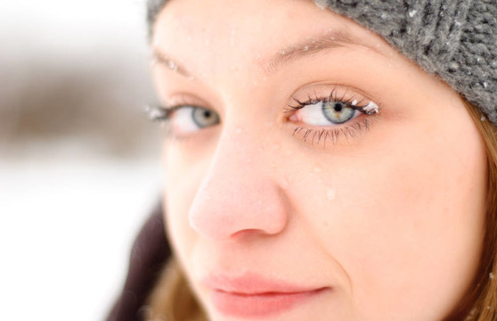 女孩的臉與雪戶外