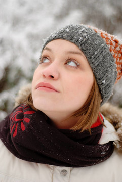 女孩的臉與雪戶外