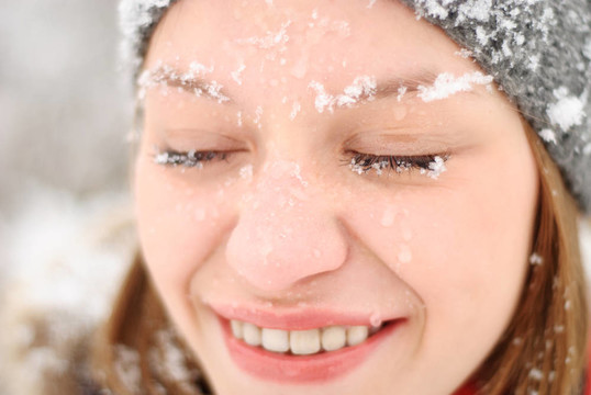 女孩的臉與雪戶外