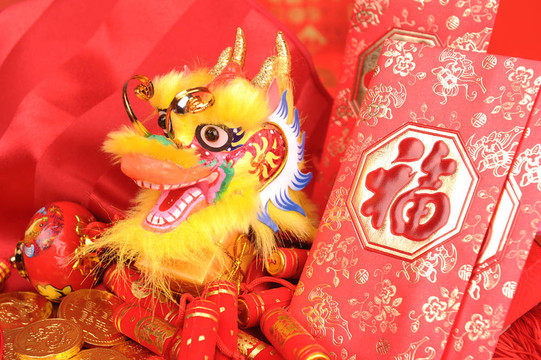 中國(guó)新年的裝飾品--傳統(tǒng)舞龍；金幣和錢(qián)的紅包；紅鞭炮