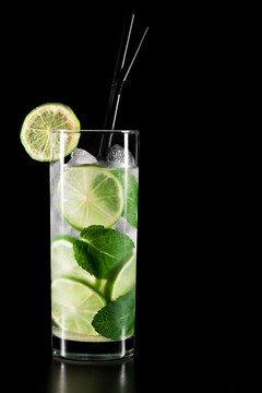 mojito雞尾酒在黑色背景