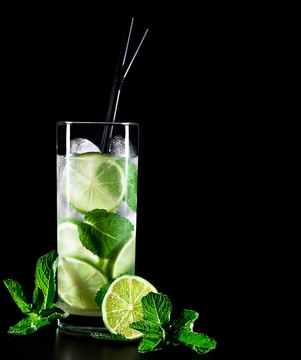 mojito雞尾酒在黑色背景上用石灰和薄荷