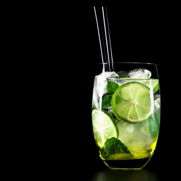 mojito雞尾酒在黑色背景上用石灰和薄荷